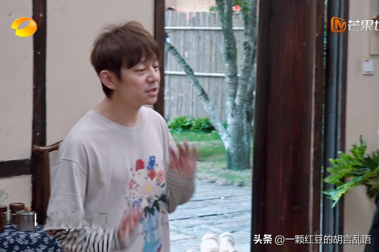 何老师和马思纯辛芷蕾说：“张哥在做饭，黄老师最近没有空下厨房，他真的在忙，不是因