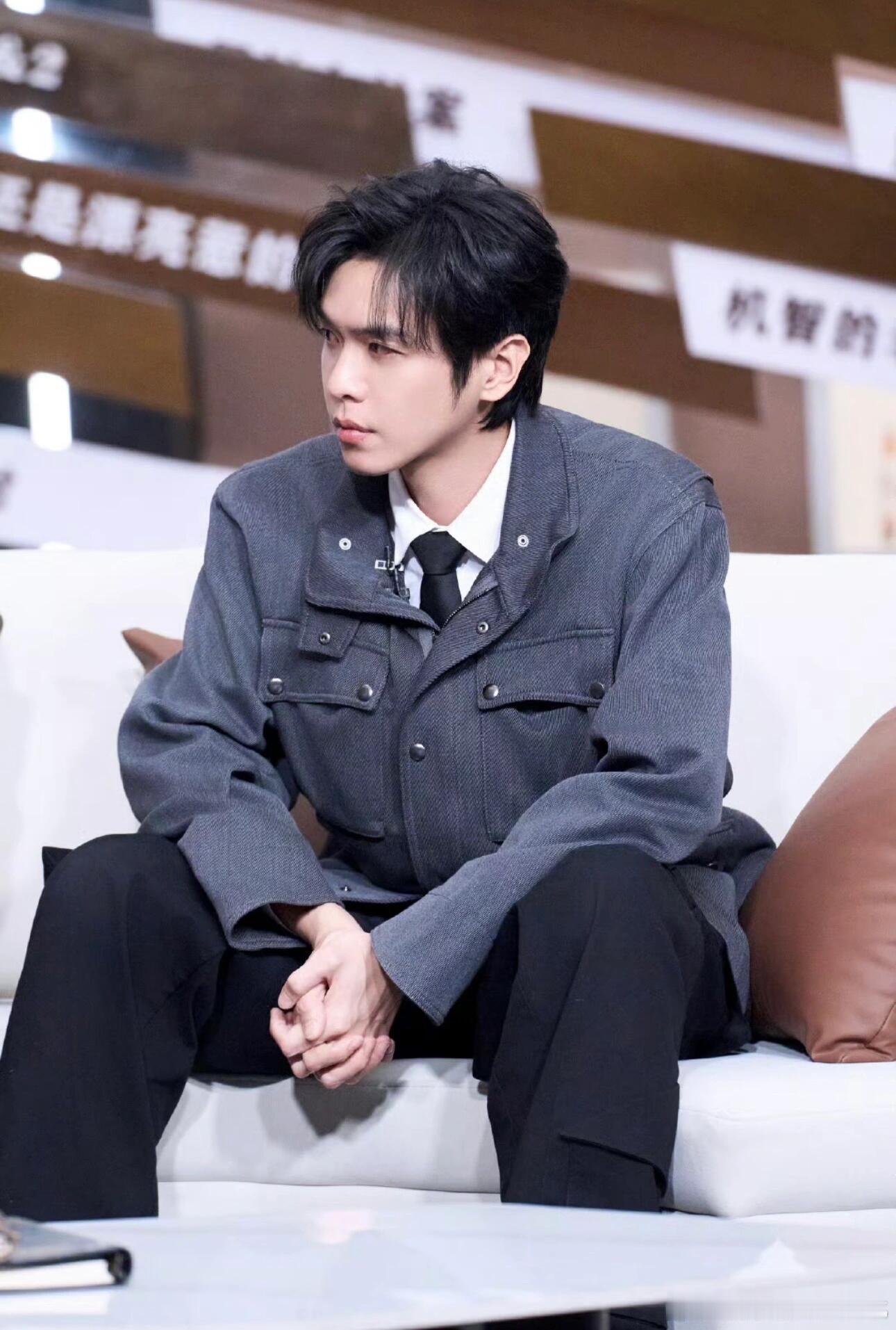 温文尔雅与现代雅痞的公子哥气质 这种微妙的矛盾感成为他独特的魅力🗯️ 
