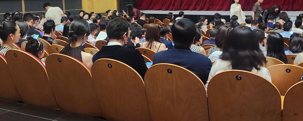 唐嫣罗晋参加家长活动唐嫣罗晋现身女儿学校参加活动，俩人一起陪着娃。唐嫣罗晋现身女