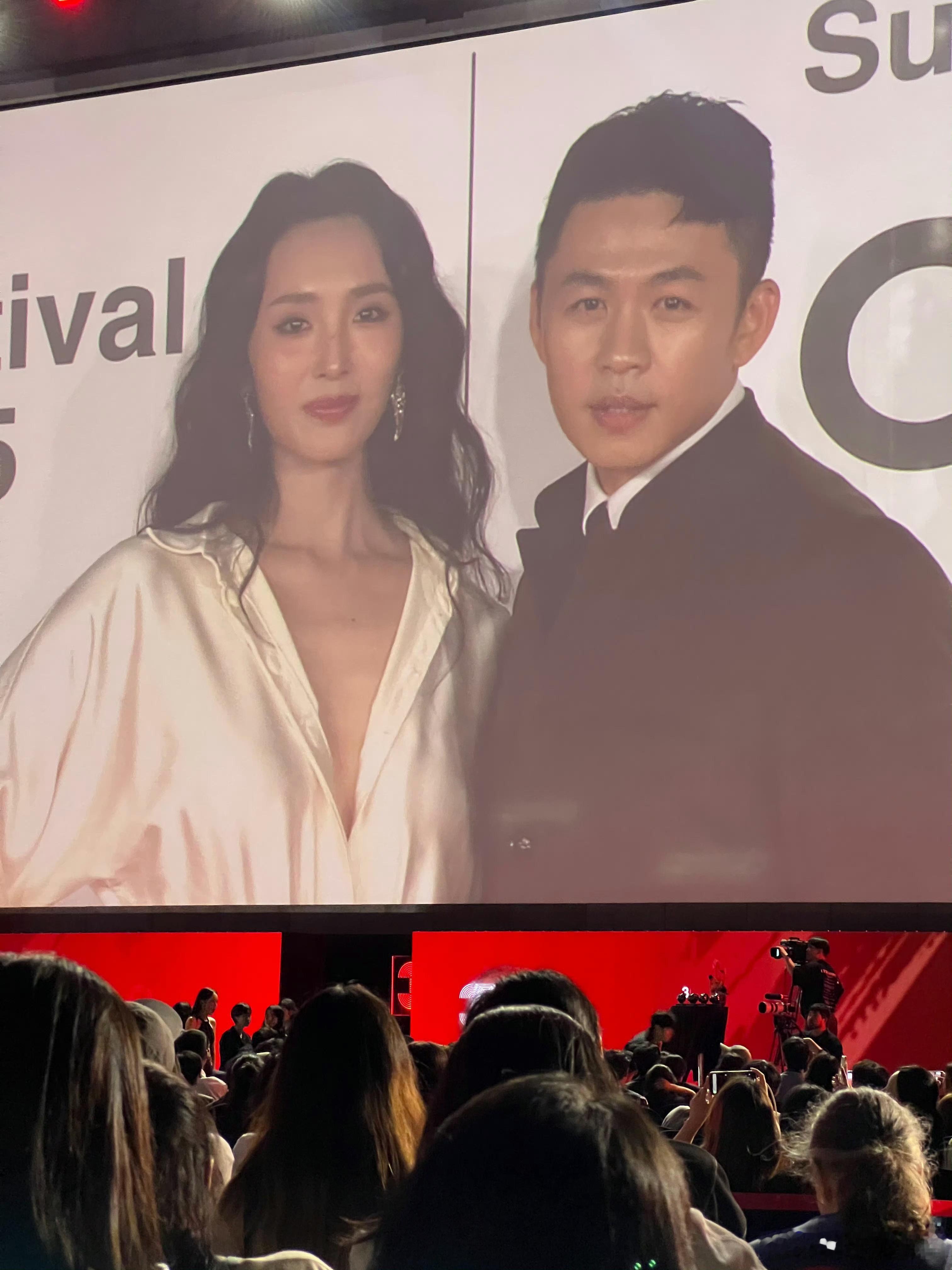 李鸿其王紫璇牵手走红毯 这次电影的入选确实是对演员和整个作品都是很大的认可，而且
