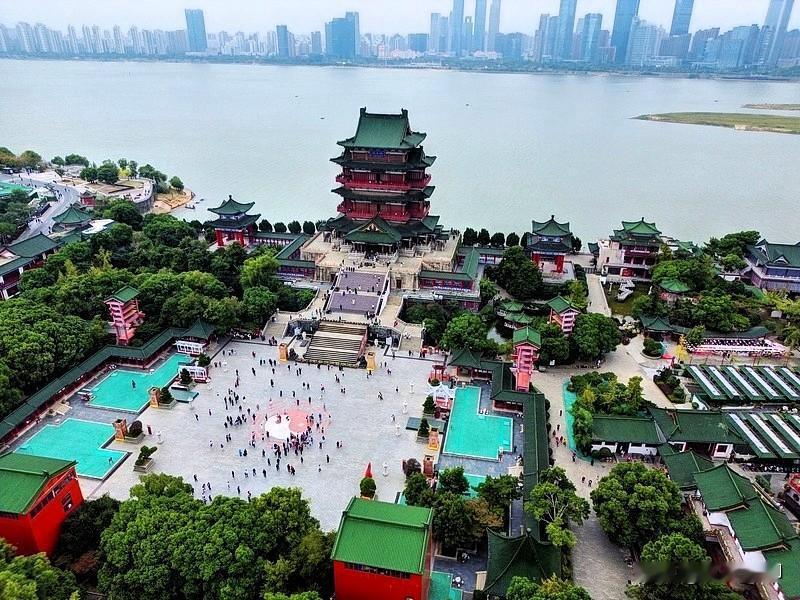 你知道《滕王阁序》有几段吗？
按通行原文分段，《滕王阁序》一共 7个自然段，最后