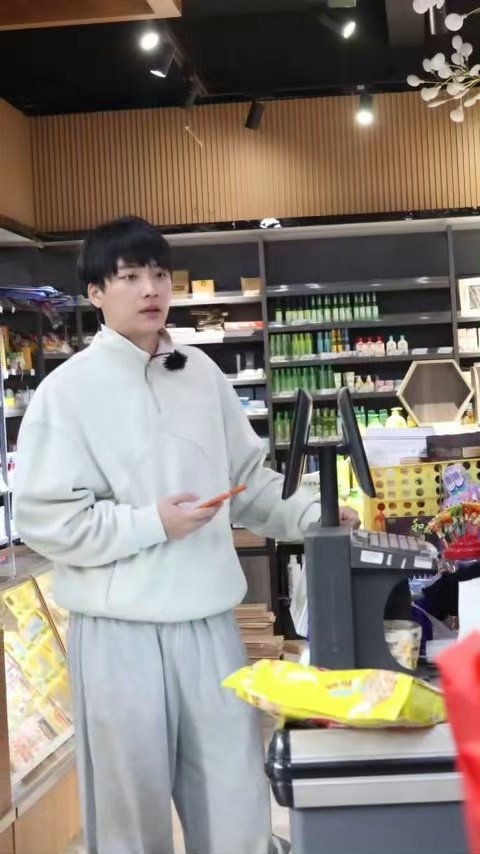 吴泽林路透松弛感拉满吴泽林这路透潦草又帅气谁懂😂客栈录制没几天直接放弃妆造，不