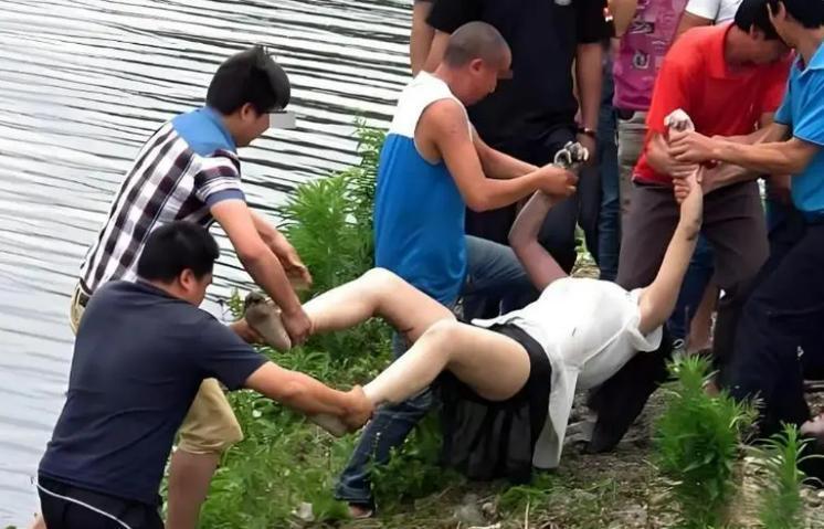 “命都快没了，还顾得上喊‘别碰我’？”

这事发生在南方一个小县城的护城河边，不