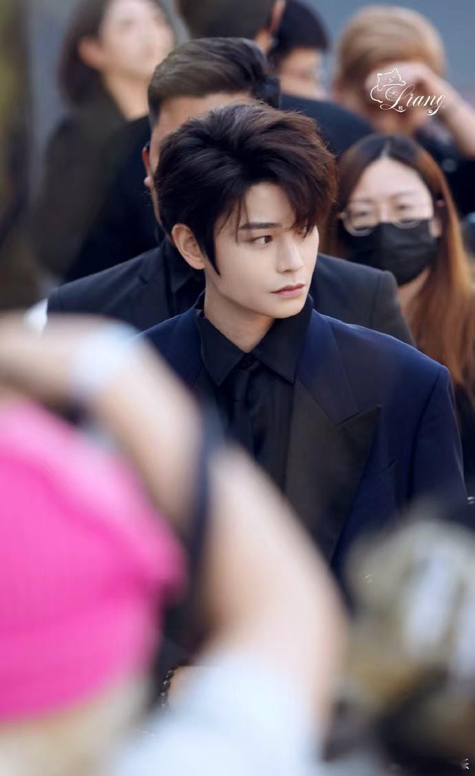 丁禹兮西装daddy丁禹兮范思哲蓝西装造型丁禹兮西装daddy，丁禹兮范思哲蓝西