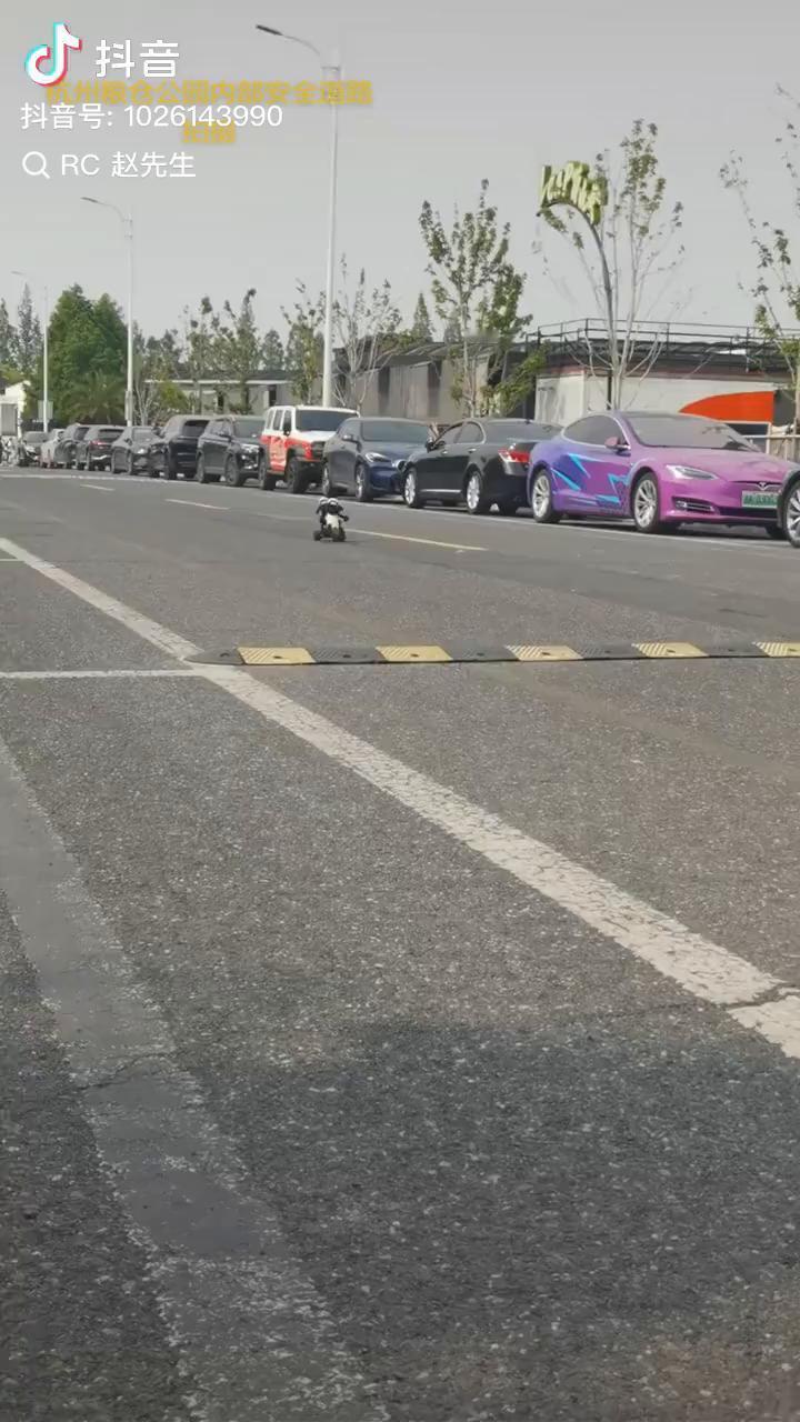 那我带你逃跑吧。请相信我。