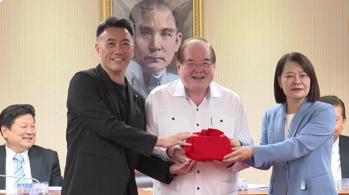 国民党团书记长交接 

台立法机构新会期今天（29日）开议。国民党团也在上午举行