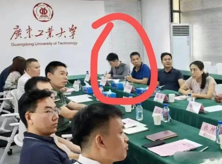 张馨予老公何捷工作又被深扒何捷在广州大学的众多照片流出了，入职保卫处已经确定无疑