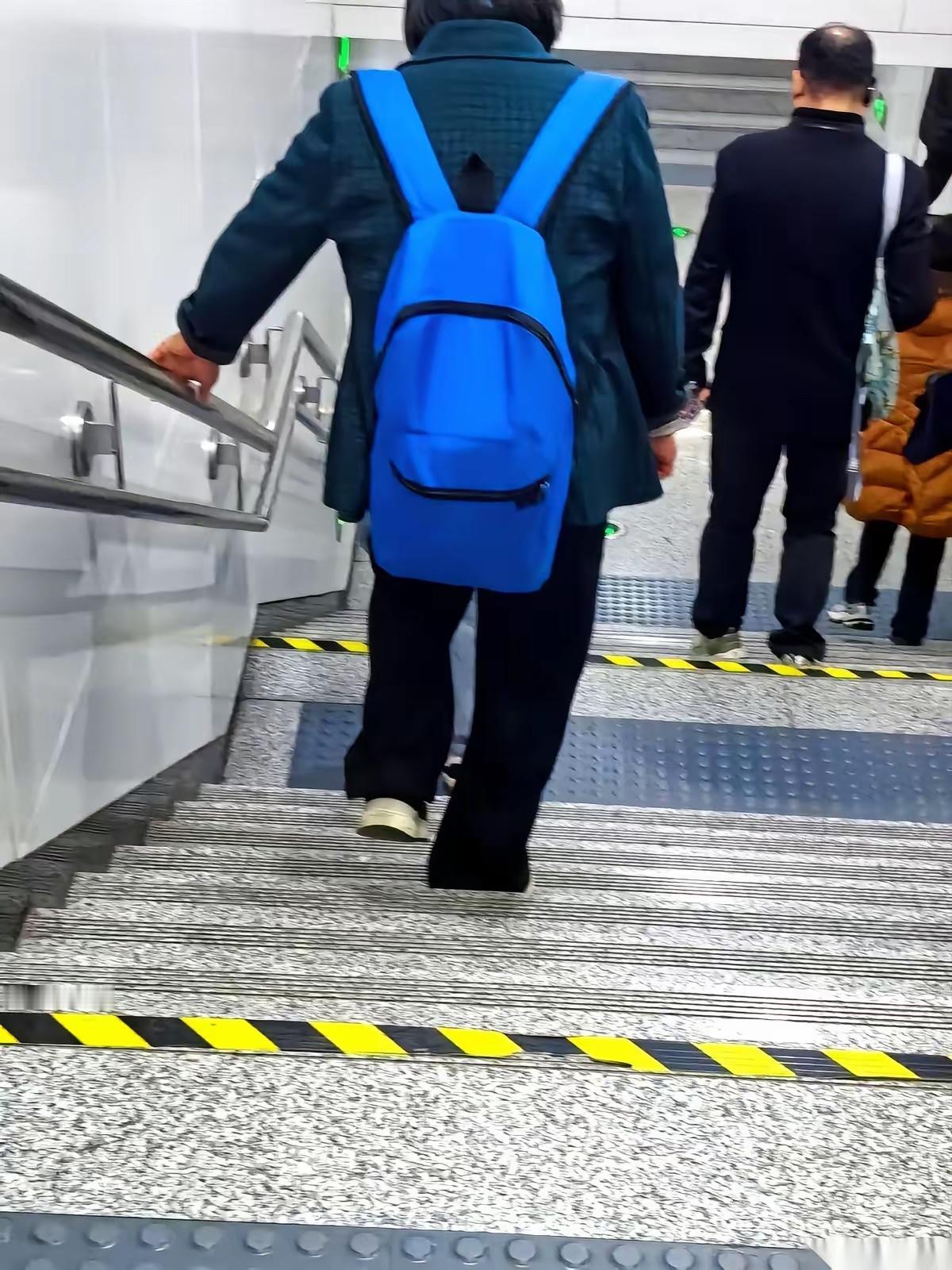 刚才地铁上，一对中年夫妻聊给孩子买房。女的一句直接给我干沉默了：“先别交定金，美