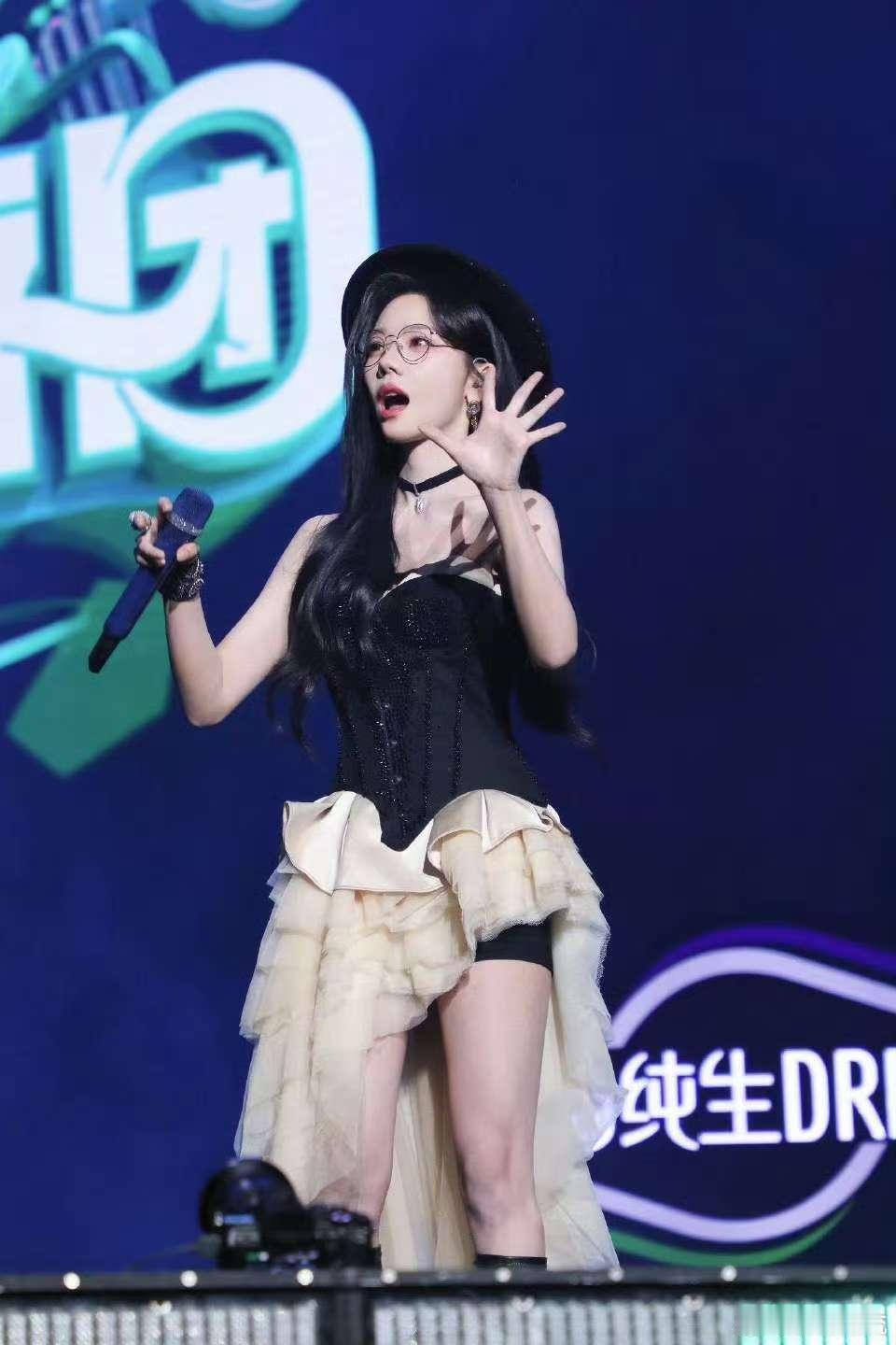 张紫宁开车带团队跑通告 谁被张紫宁带团队跑通告的样子圈粉了？“马路萌新”当司机毫