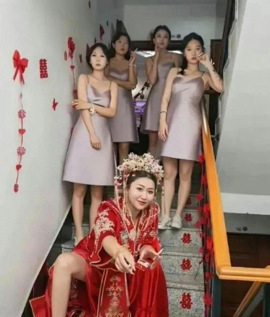 新娘性格大方爽快，分发喜烟的功夫，轻松就稳住了一众伴郎 