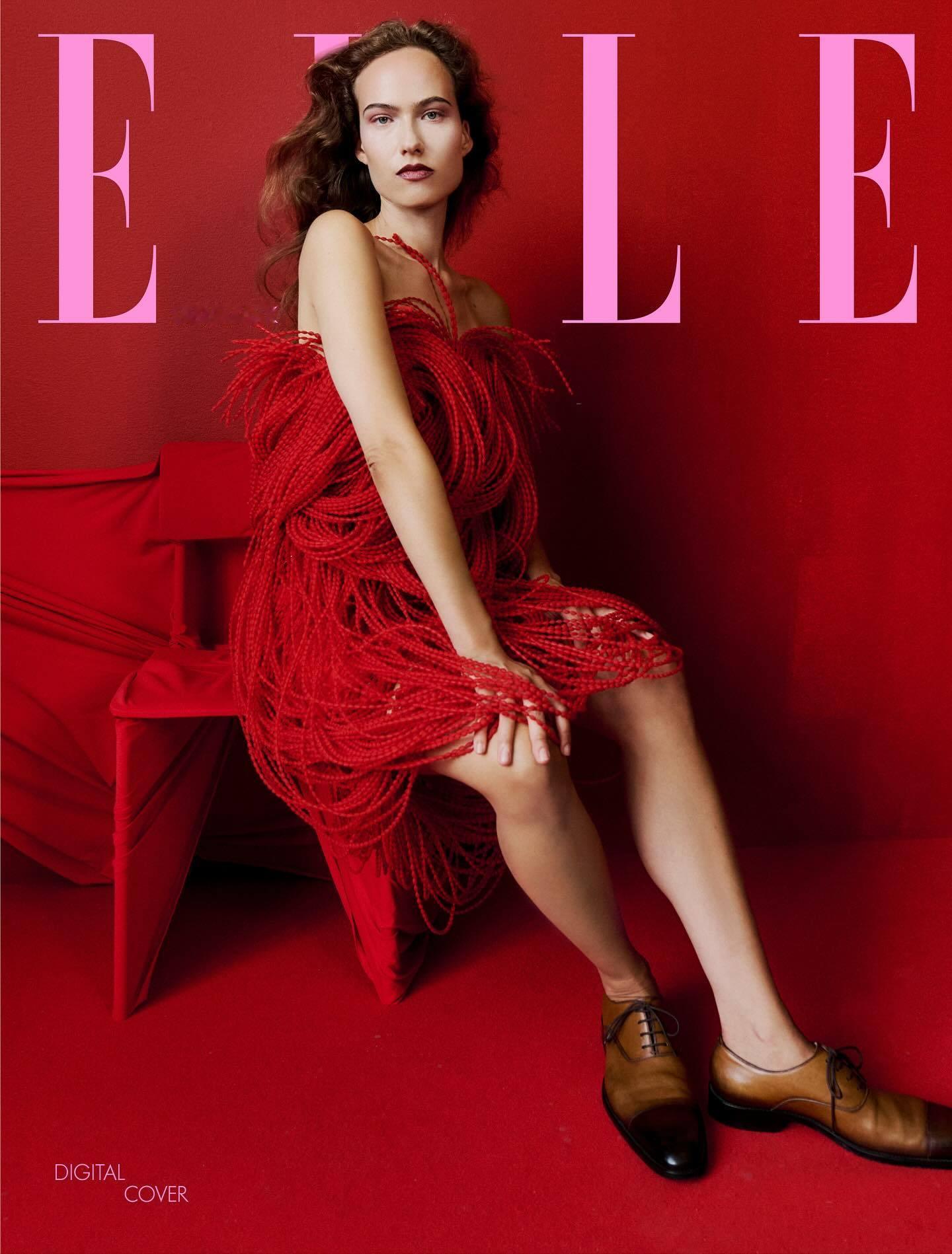 模特Hanna Felding登上丹麦《ELLE》2025年11月刊封面，要假日