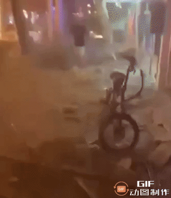 #中俄安理会硬刚美国# 
炸了、炸了、真的又炸了！
画面1：特拉维夫一处中弹的街