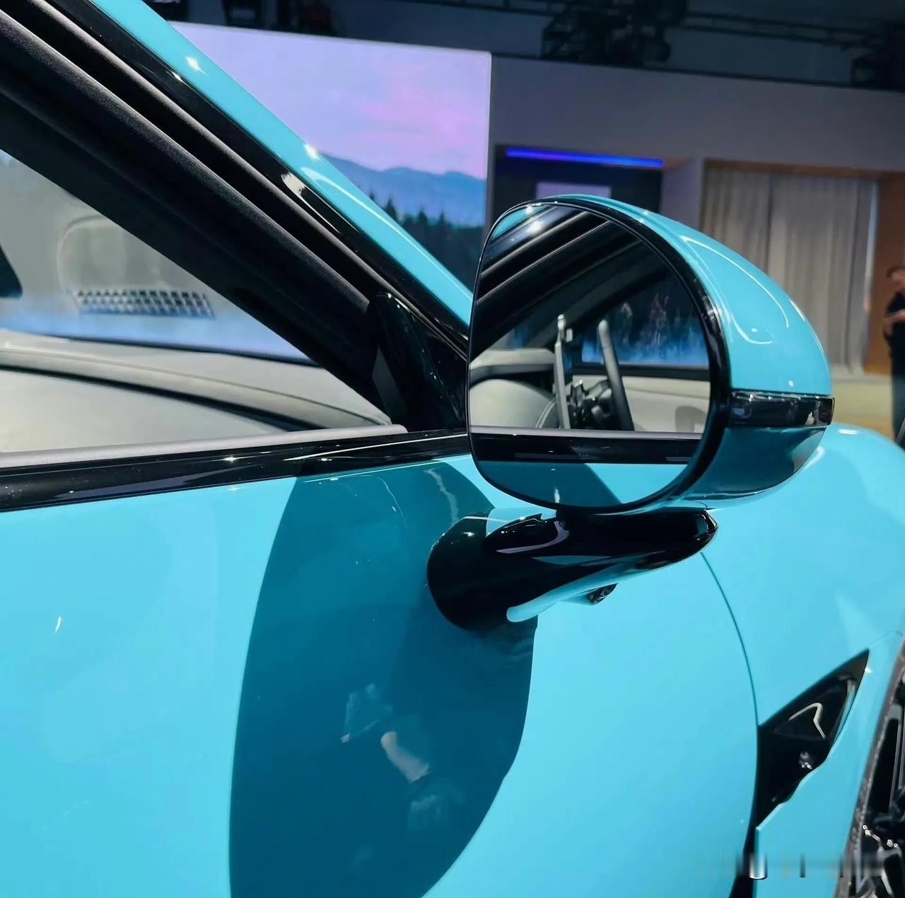 小米汽车SU7这些小细节做的还挺不错的吧。
无边框的后视镜很帅，激光雷达也并不算