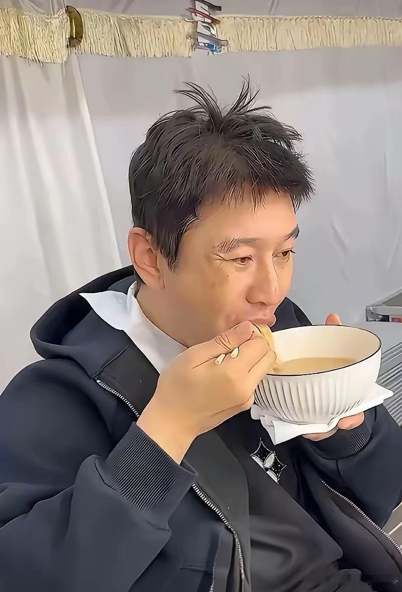 真是岁月不饶人啊，曾经的大帅哥已经满脸沧桑，满脸皱纹，满头白发。 