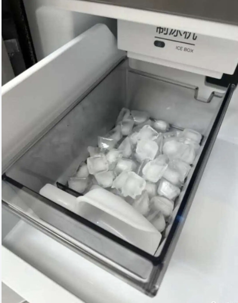 冰箱制冰已经进化成这样了大家有没有留意过，自己用老式冰格冻出来的冰块，中间总是白