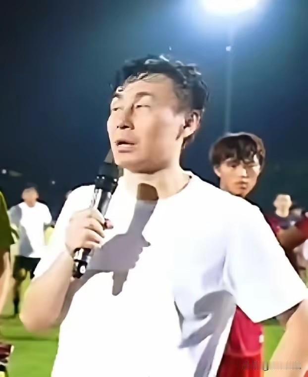 前中国足球队队长李玮峰惊叹董路——一个换了赛道的人，竟然比我们这些专业的人，做的