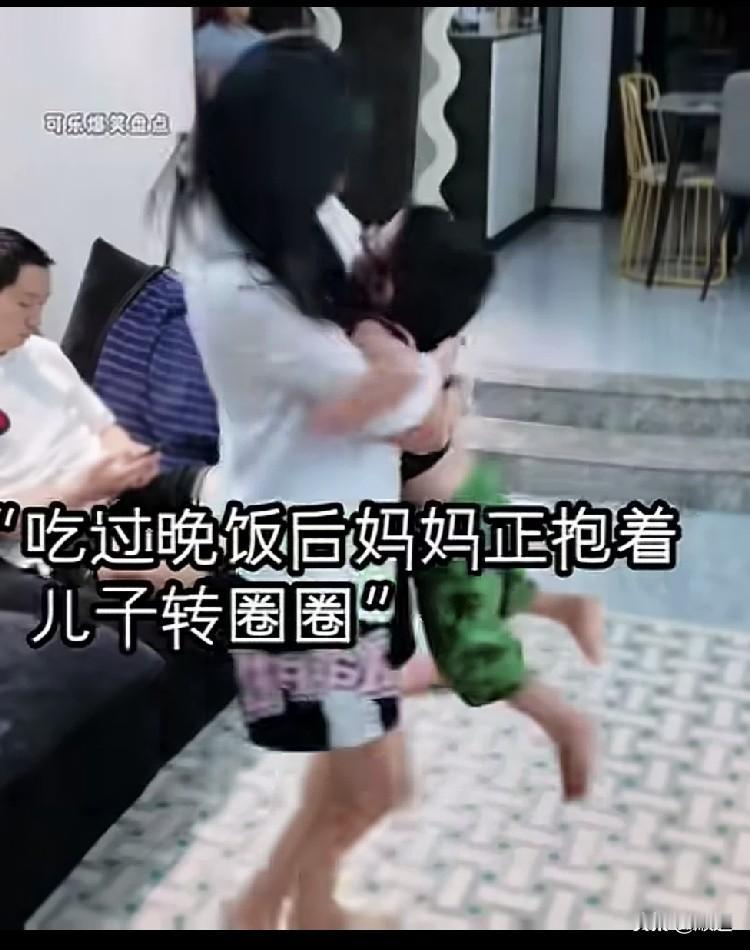 这一幕太温馨了。
晚饭后，妈妈抱着小儿子在转圈圈，这时两个继子走了过来，坐在台阶