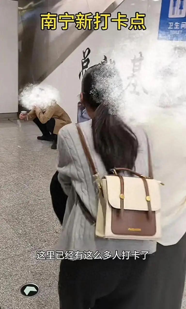 近日，一段男子在广西南宁地铁站内当众大便的视频在网上流传开来，甚至出现了“无码高