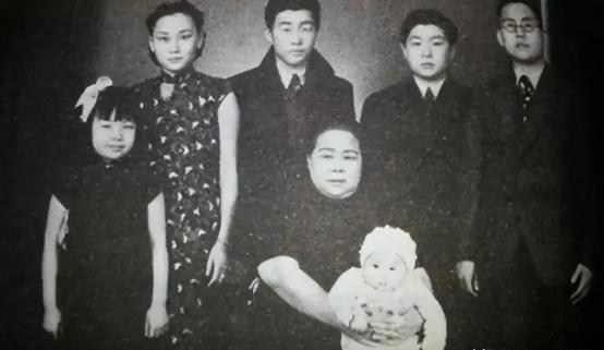 1938年1月，国民党上将韩复渠被枪决，次日上午，郑洞国带着卫士乘车来到漯河与高