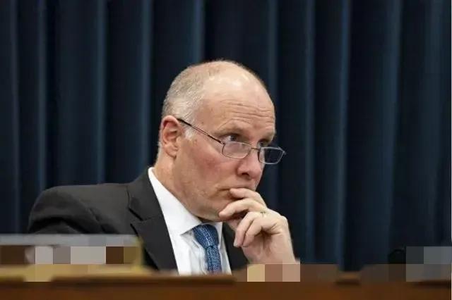 11月12日，美国众议院“中国委员会”主席穆菜纳尓，一手拿着该机构炮制50页的报