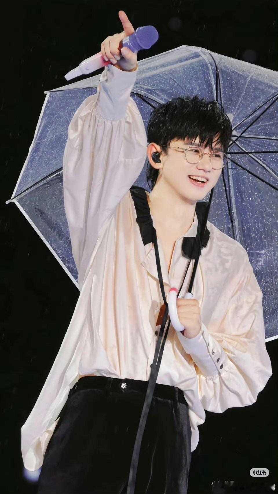 张杰万人雨刷器刷新了鸟巢纪录 雨中舞台更动人！万人雨刷器应援，张杰再创鸟巢新纪录