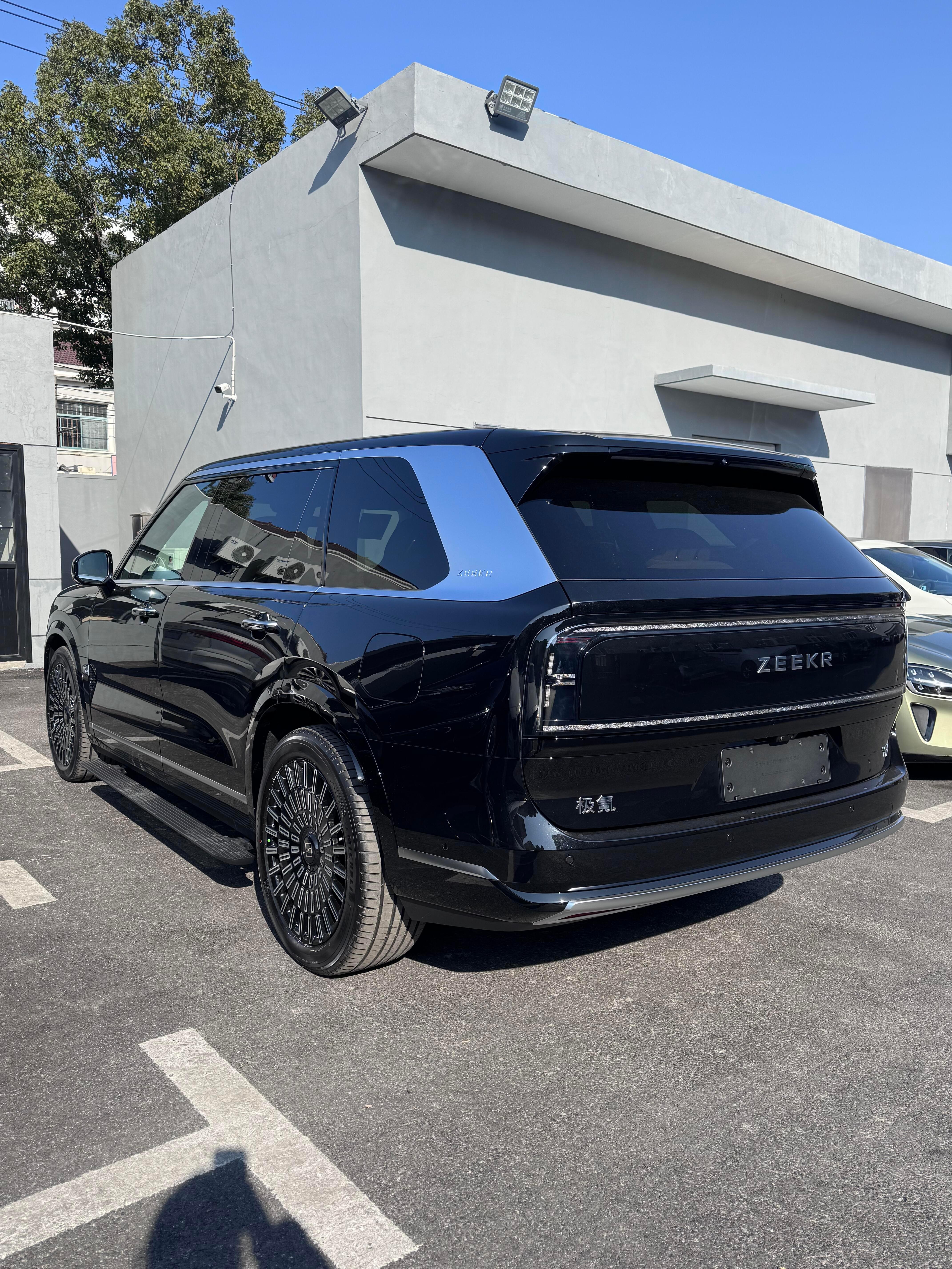 极氪9X max版指导价465900目前暂无现车下个性化订单1-3周提车可以就近