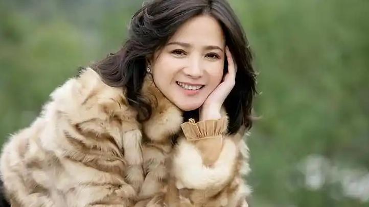 何晴是一位非常著名的中国演员，凭借其出色的演技塑造了许多令人难忘的角色。她最经典