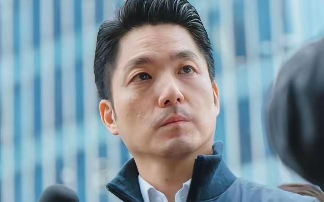 台北市长蒋万安今天上午接受媒体堵访时展现强硬立场。

别人验出毒油第一反应是拉响