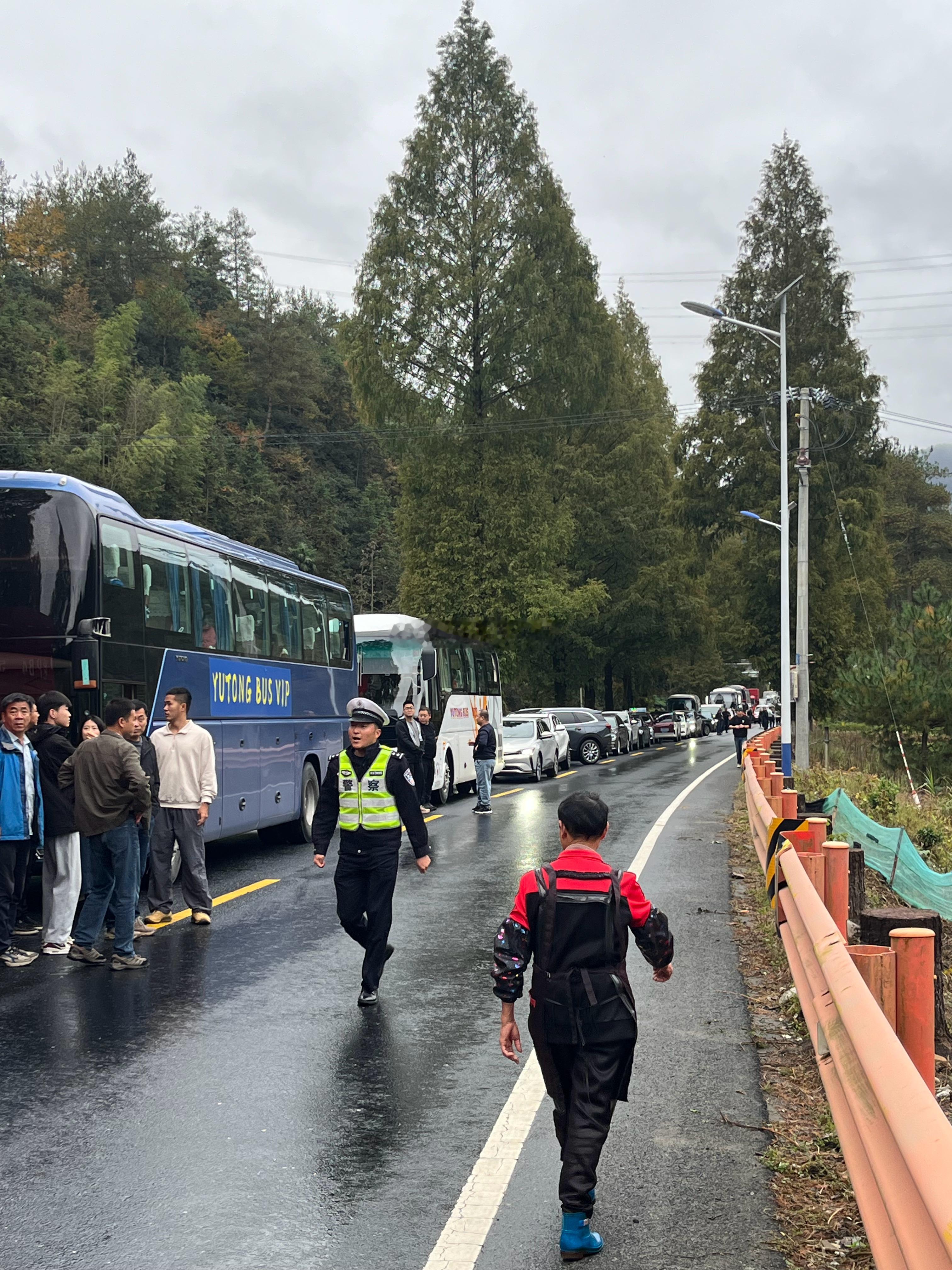 回城途中，前方发生交通事故。希望人没事[祈祷][祈祷][祈祷] 另外，逆向行驶，