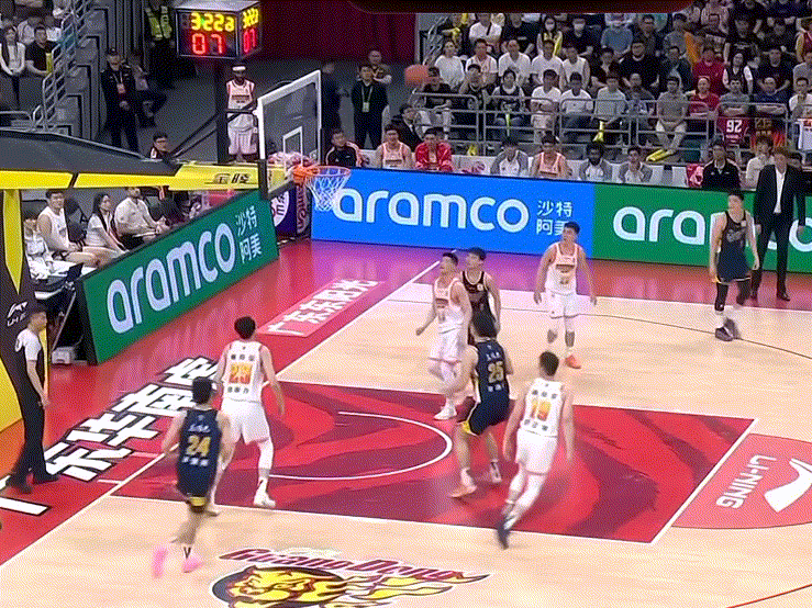 我的天！张皓嘉第四节统治攻防啊啊啊，有补篮有三分有盖帽！太惊喜了！广东男篮vs江