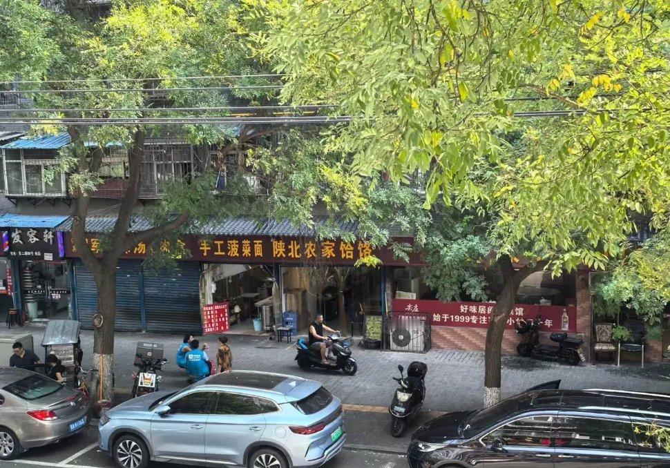 发现没有，路上的老车越来越多了，不仅七八年的老车在路上跑着，就连一些十几年的老车