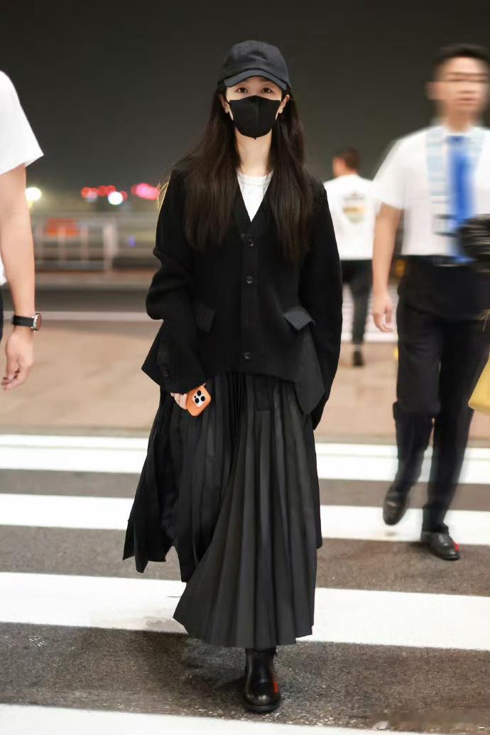 #杨紫素颜出发巴黎##杨紫[超话]#这套衣服好好看，简简单单的很适合日常穿！！想