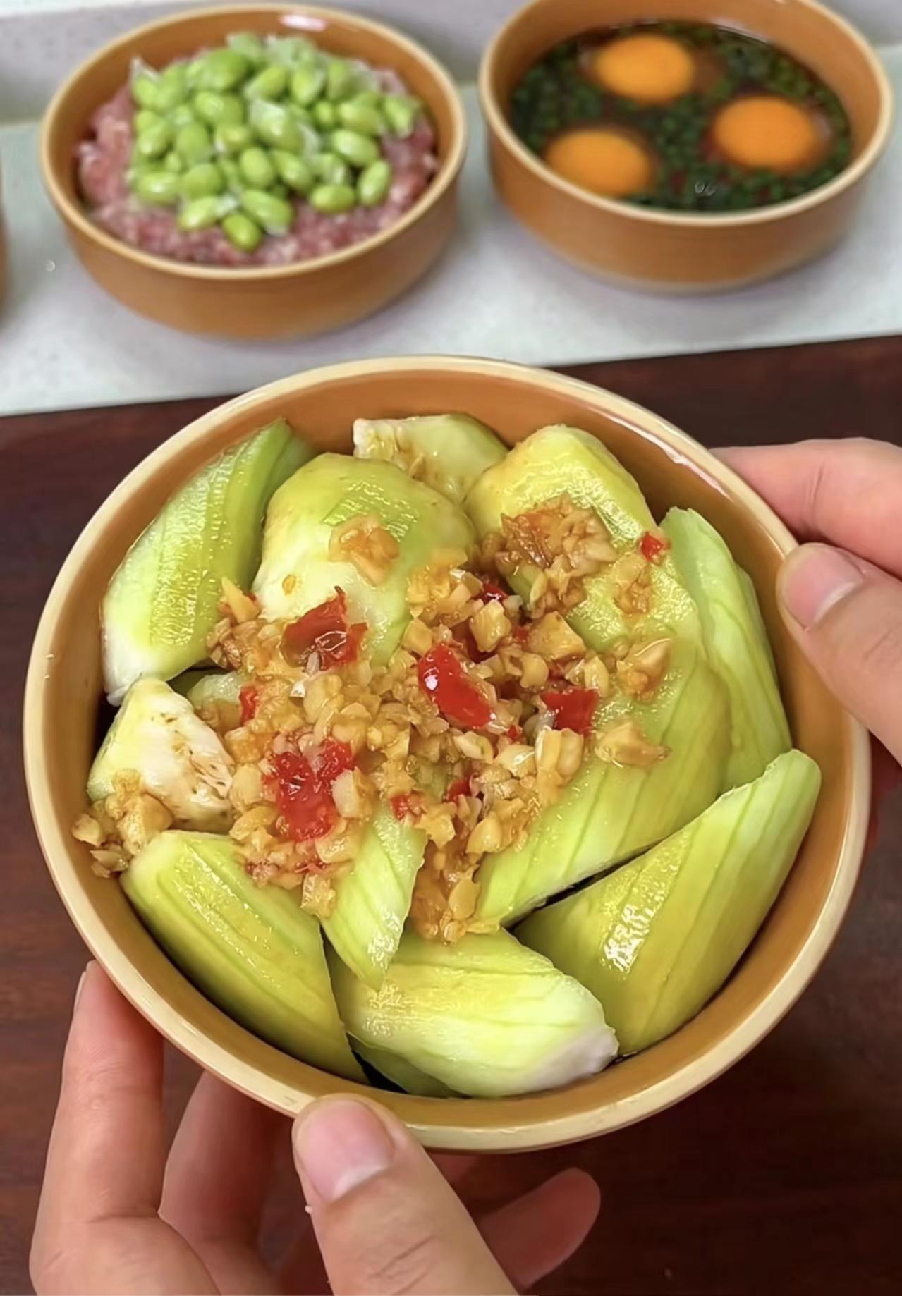 吃瓜注意！黄瓜丝瓜一旦发苦直接扔！毒素比砒霜猛，煮烂也杀不死

夏天饭桌常客：凉