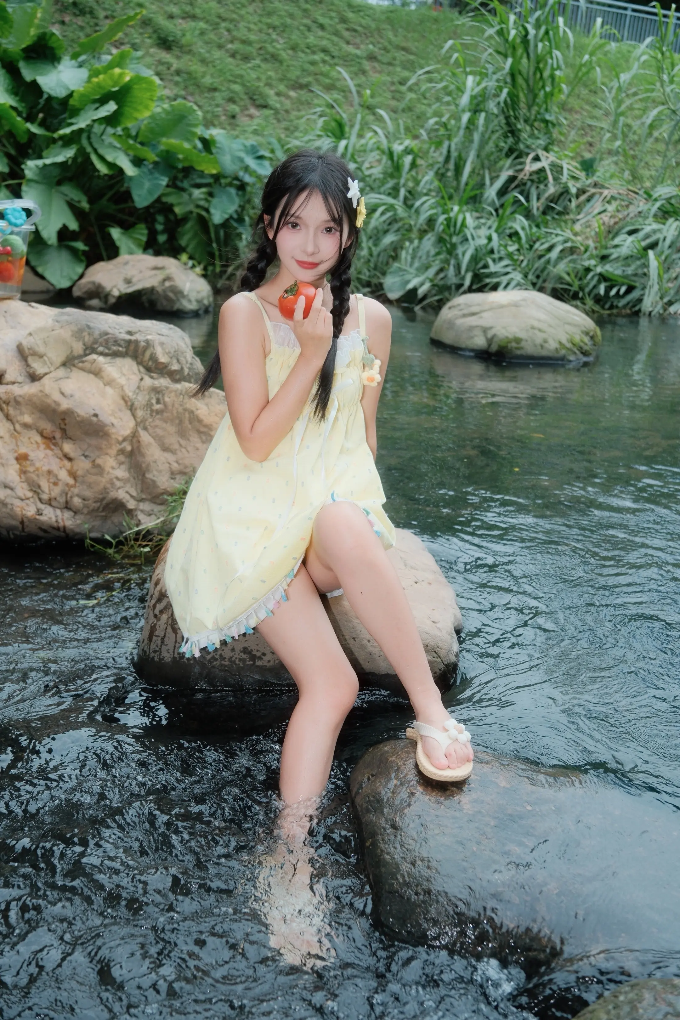 夏天的风和溪水边的甜妹。夏天的浪漫，大概就是踩着凉凉的溪水，风穿过树叶...