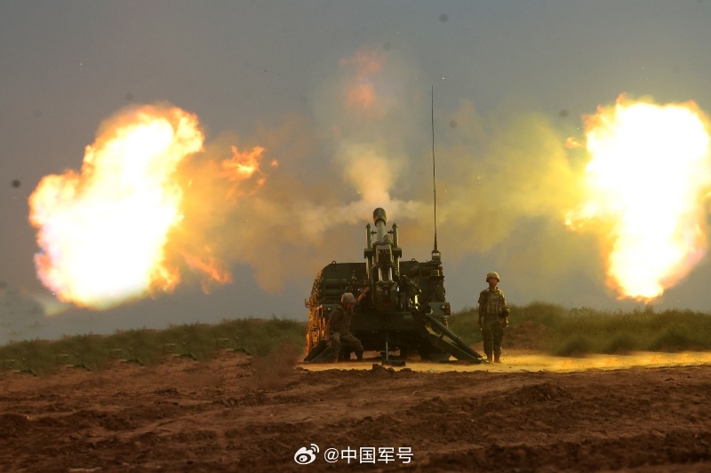 【陆军跨昼夜实弹射击火力全开】近日，陆军第82集团军某旅炮兵分队组织实弹射击演练