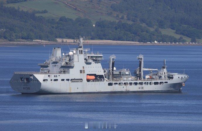 【】英国国防部16日说，英国海军后勤舰队“涌潮”号补给舰一名船员15日在爱尔兰附