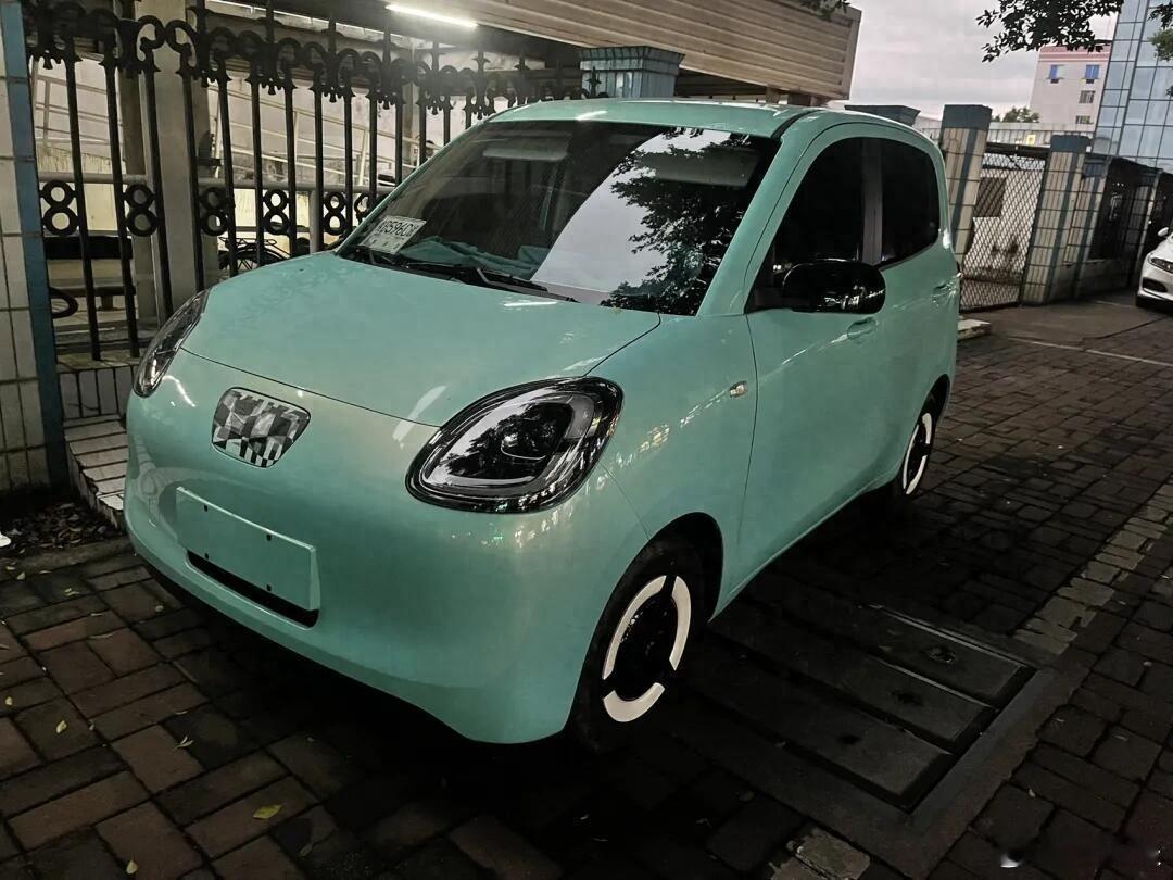 全新一代#五菱宏光MINIEV# 实车曝光。外观发生很大变化，并加入四门版可选。