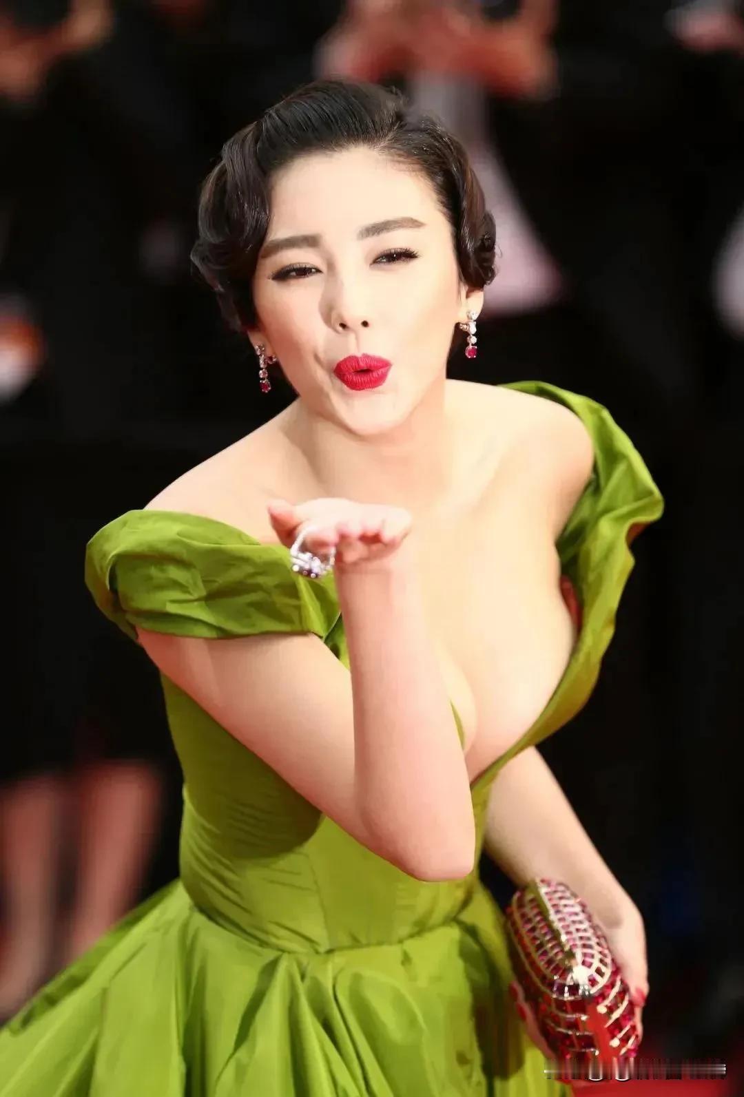 张雨绮这身材，真是绝了！说她是中国女星界丰满的天花板一点不为过。镜头怼到脸上，肉