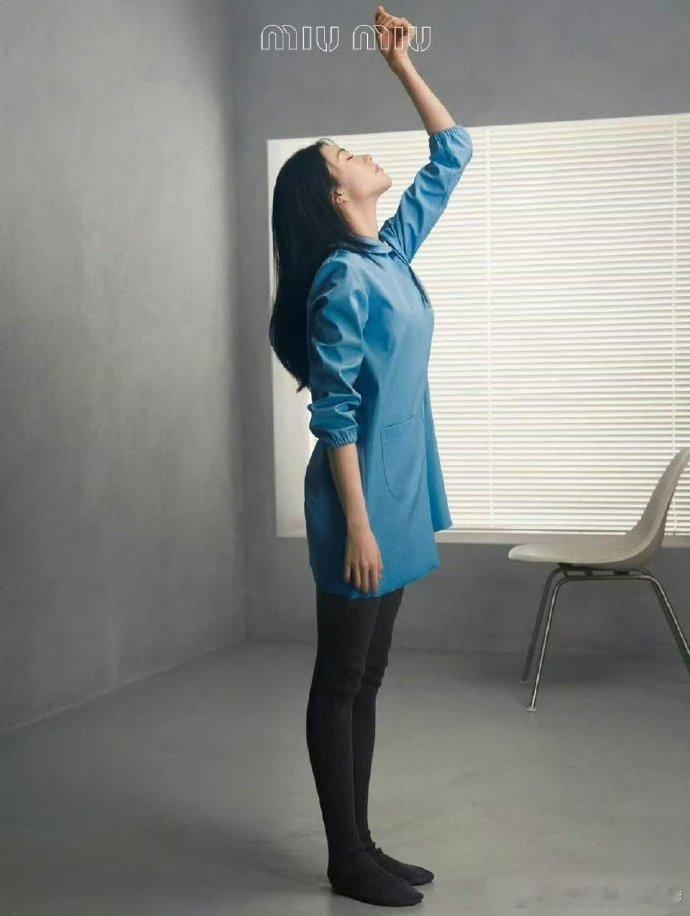 miumiu继钻石内裤后又出灰色毛线裤。。。连刘浩存都穿不好看 