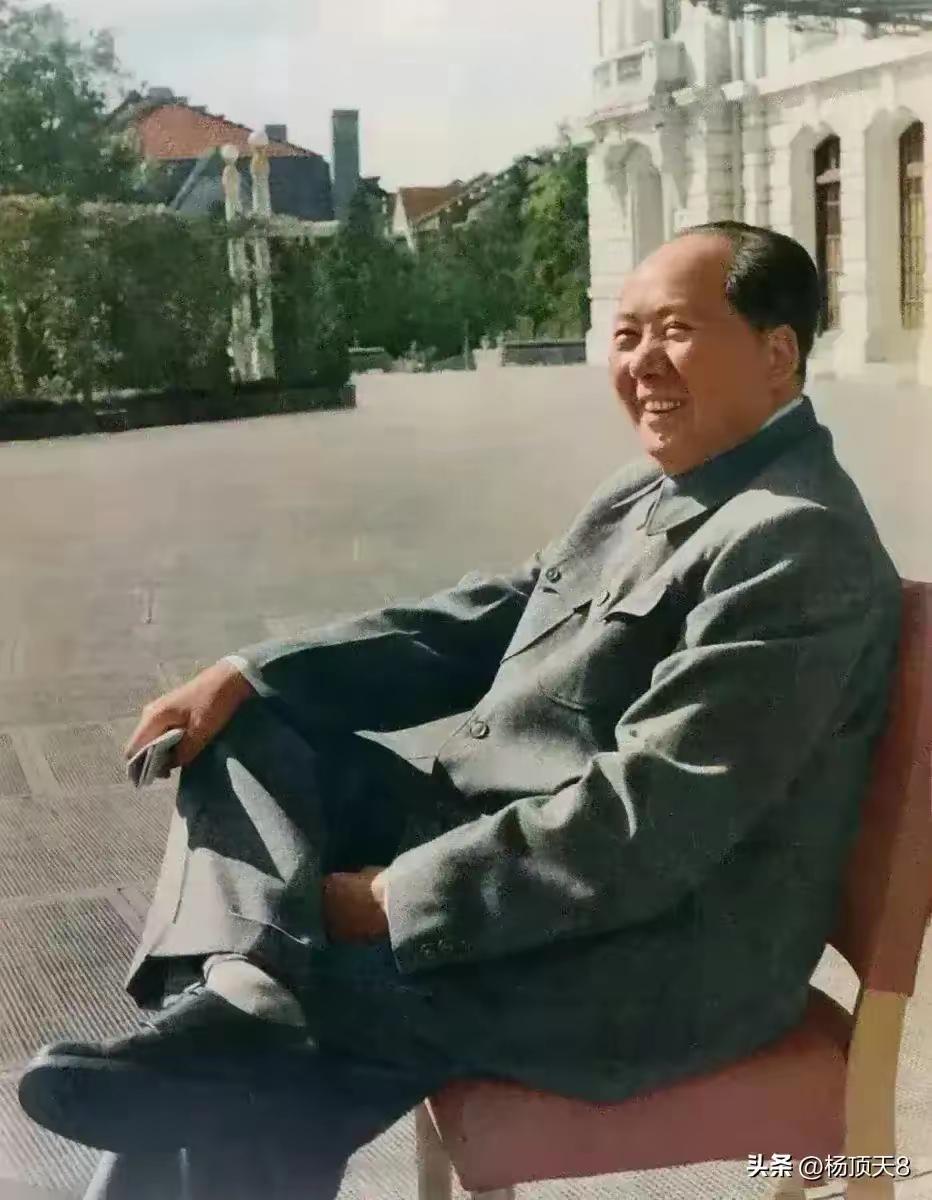 坚决抵制抹黑、歪曲毛主席的历史虚无主义行为，铭记他的伟大历史功绩，自觉维护领袖形