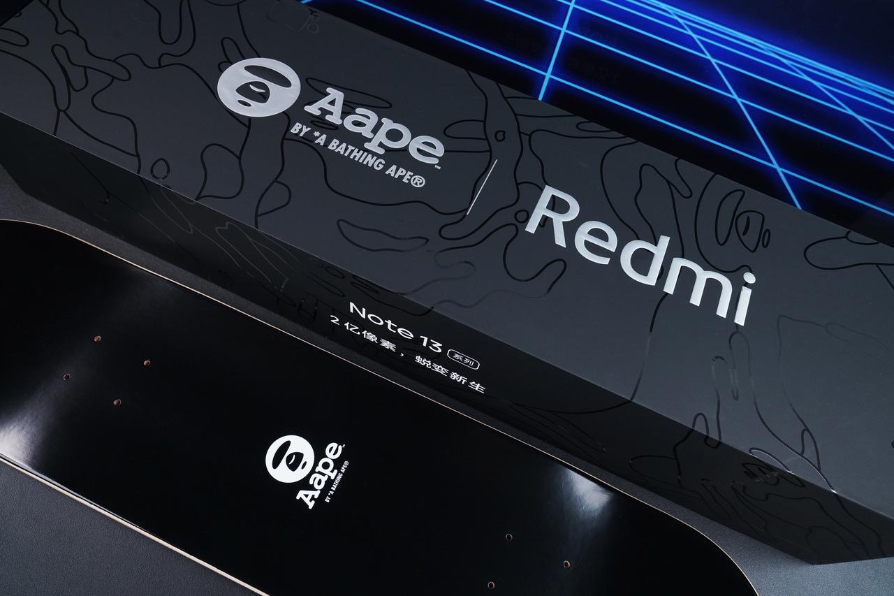 Redmi Note13系列这次邀请函是个和潮牌AAPE联名的滑板，期待新机发布
