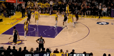 这比赛你就看伦纳德能坚持多久，再消耗消耗。 快船vs湖人