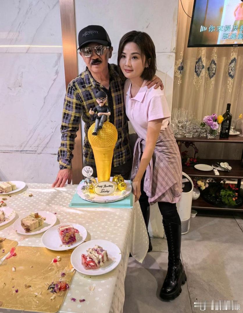 43岁蔡卓妍阿Sa为父亲庆祝生日，父女俩看起来关系真好。 ​​​