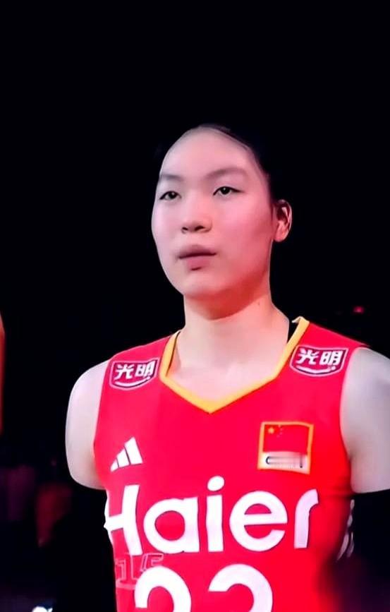 球霸挡路，女排如何翻身？

0比3惨败那晚，袁伟民把高意和张籽萱一起推上场，现场