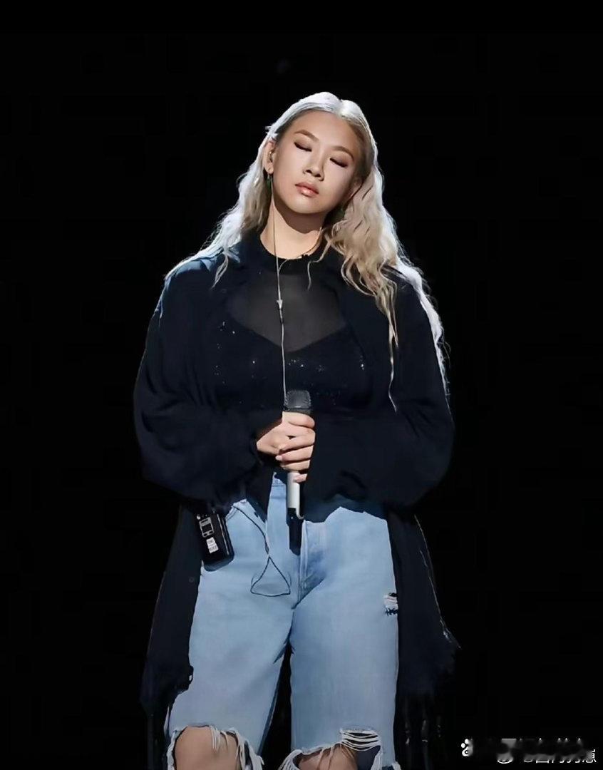 郑少秋女儿郑欣宜惊艳蜕变，身形纤细苗条，瘦身变化格外亮眼。 