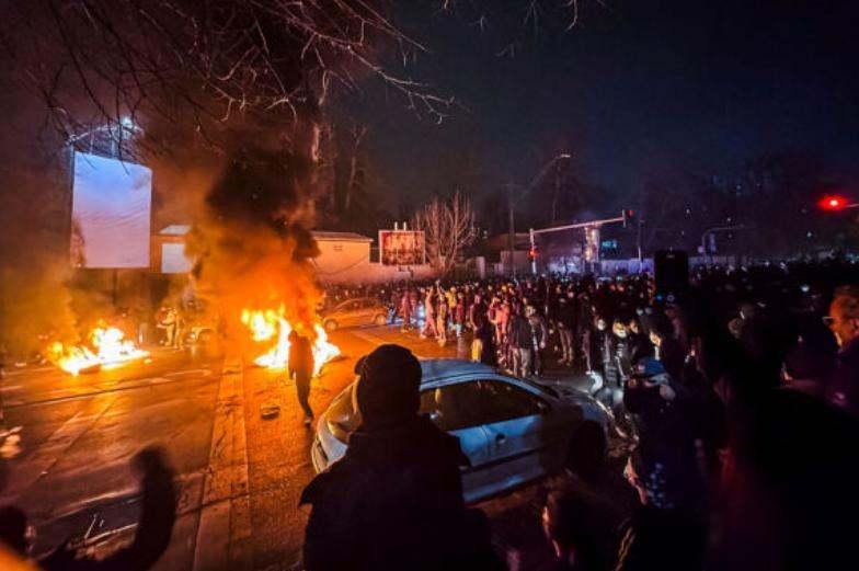 伊朗街头乱了，特朗普动真格了，全球南方悄悄换牌了

伊朗最近的日子不好过，街上抗