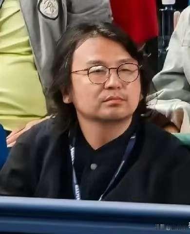 10月17号，雷佳音冲上了热搜，有人在上海劳力士大师赛的观众席里拍到了他，那造型
