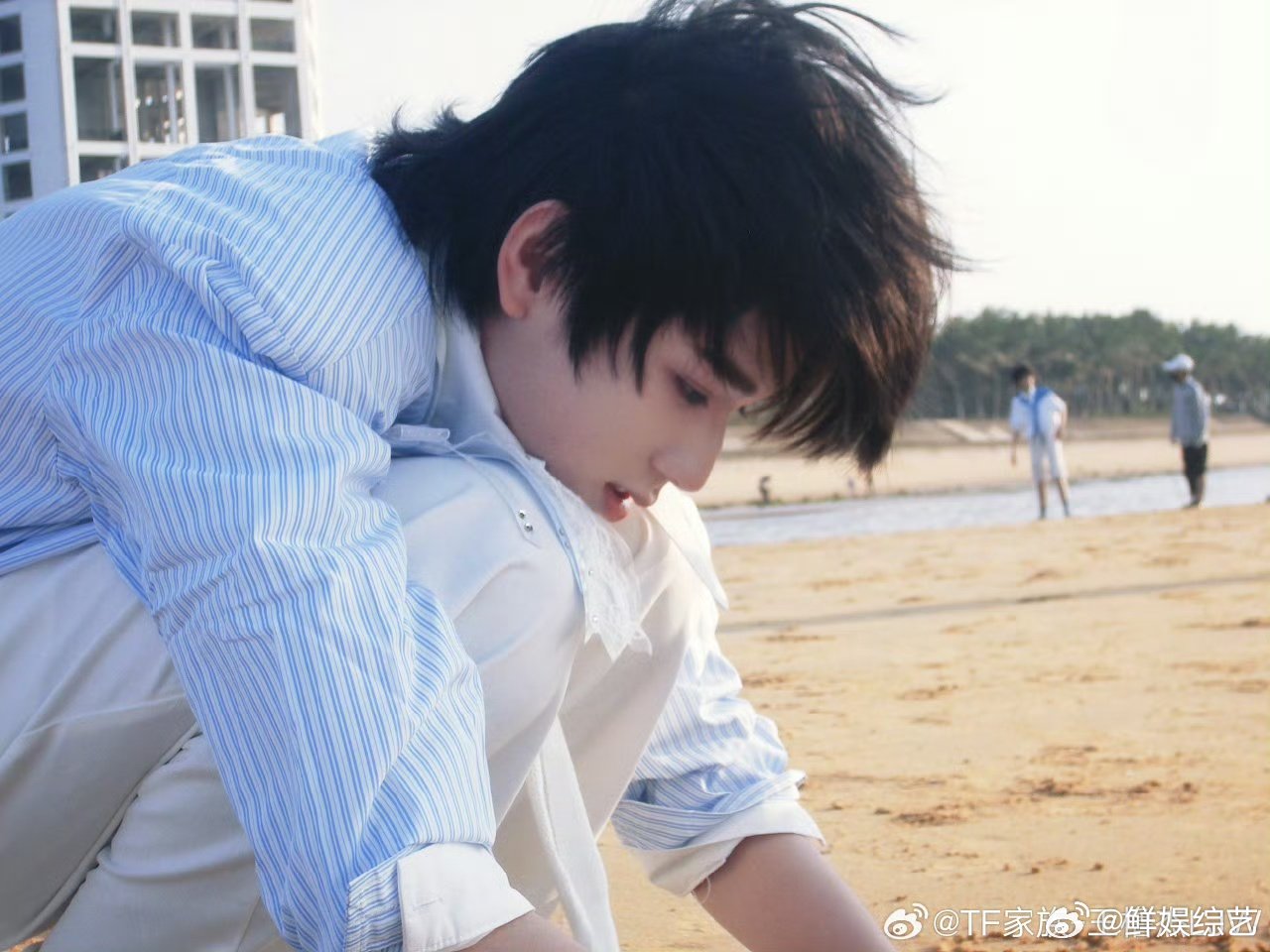 王橹杰 锁骨连肩原生骨相美出圈，不用垫肩也气场全开，循环播放停不下来！ 