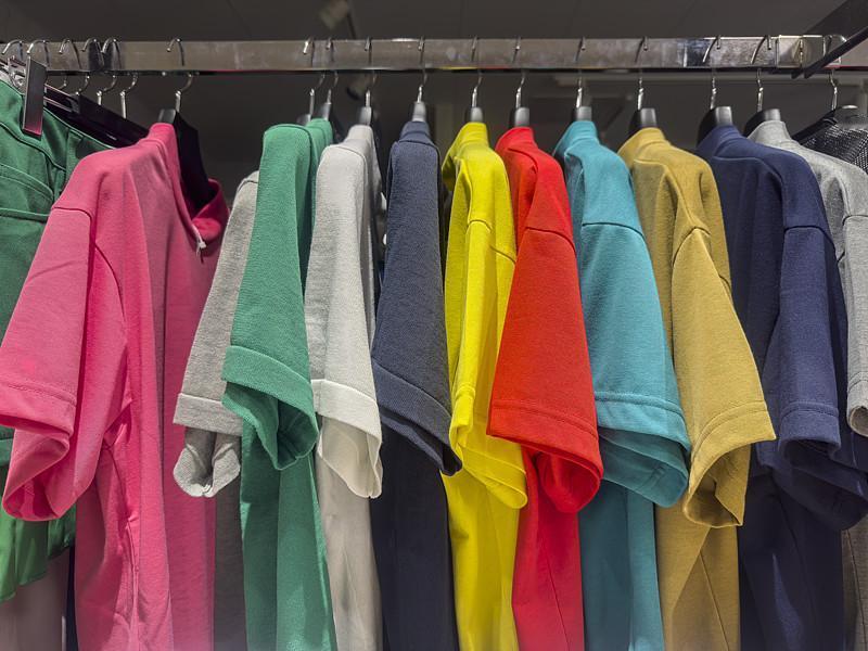 一般来说，新买的外套可以不用洗，因为洗一次外套也费事。新买的T恤还是要洗一下，因