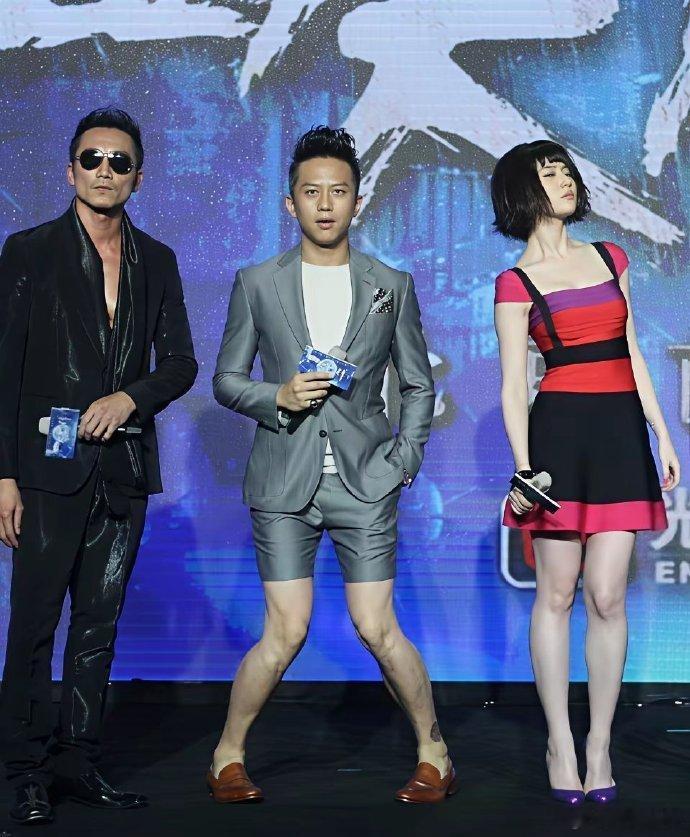 当年四大名捕的发布会，一眼只看到了邓超。天仙刘亦菲都快认不出来了